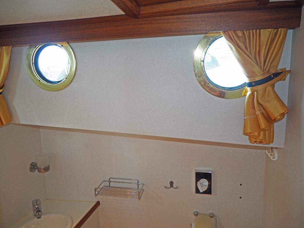 Cabin en avant, H&eacute;bergements